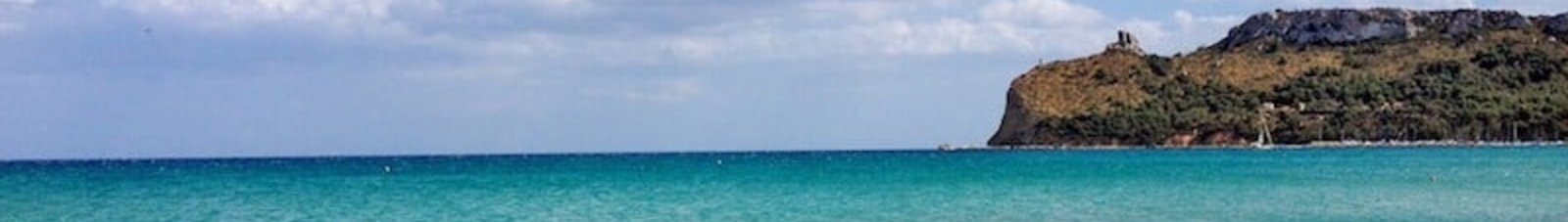 Location de jet privé: plage de sable, eau turquoise, ciel nuageux