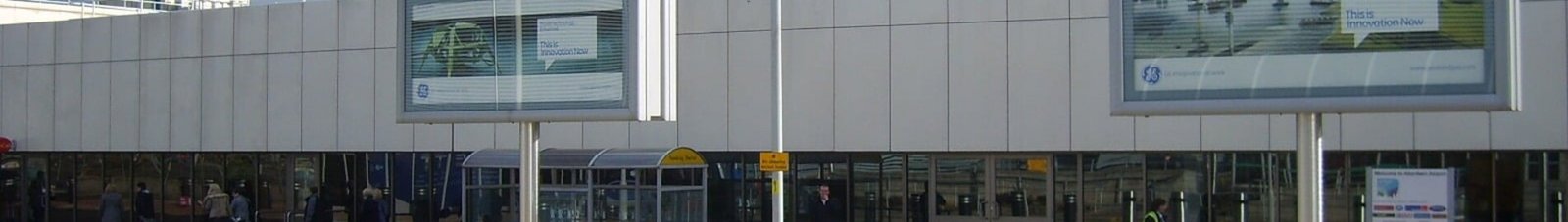 Entrée de l'aéroport d'Aberdeen, ciel nuageux en arrière-plan.