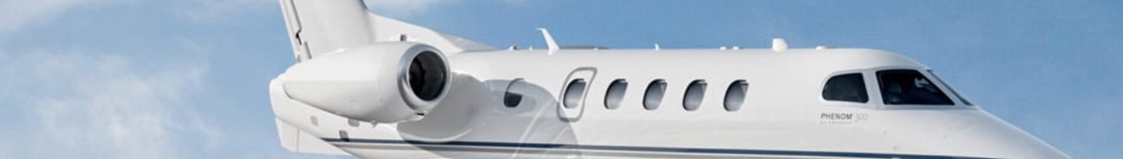 Phenom 300 blanc en vol