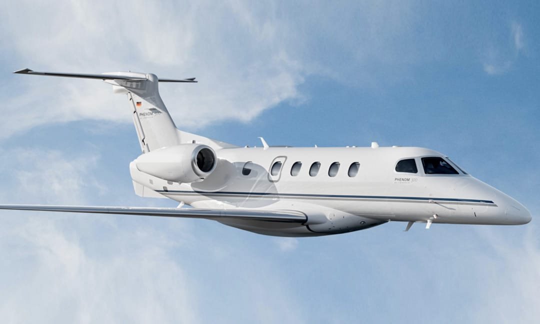 Phenom 300 blanc en vol