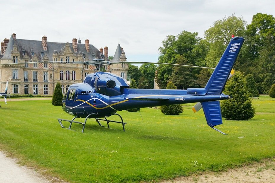 AS 355 bleu posé sur l'herbe, vue de derrière