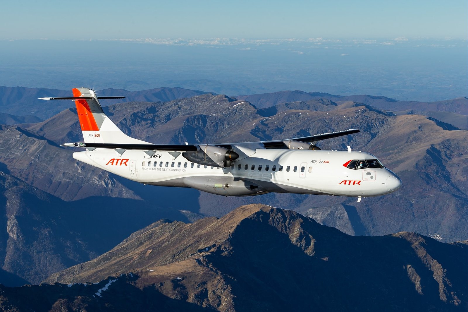 Location jet privé, ATR 72-600 sur paysage montagneux.