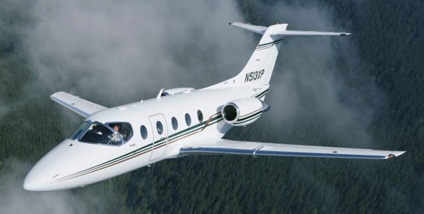 **Texte alternatif:**  
Location de jet privé, BEECHJET 400 survole une forêt.