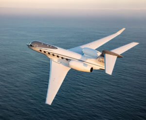 Jet privé Gulfstream G500 décollage au-dessus de la mer