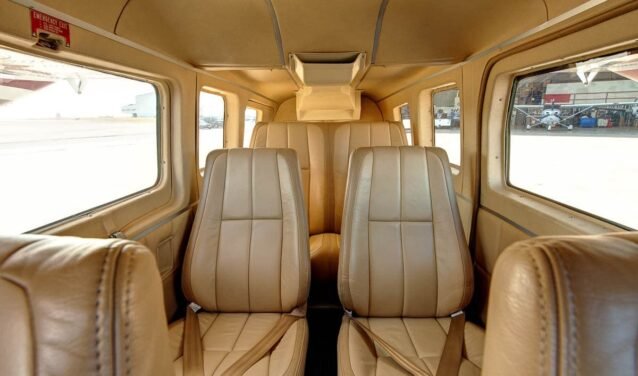 Vulcanair P68 intérieur en cuir beige