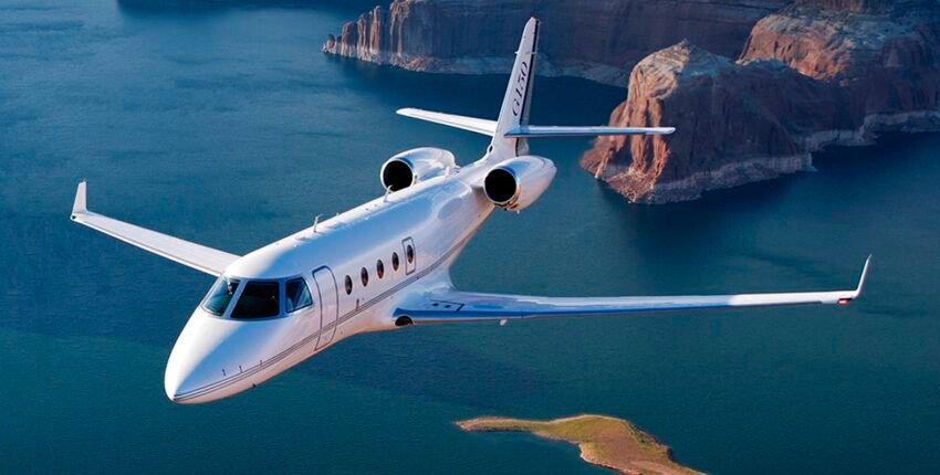 Emplacement de jet privé au-dessus d'un lac et des falaises.