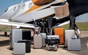 Location jet privé : bagages devant Phenom 100.