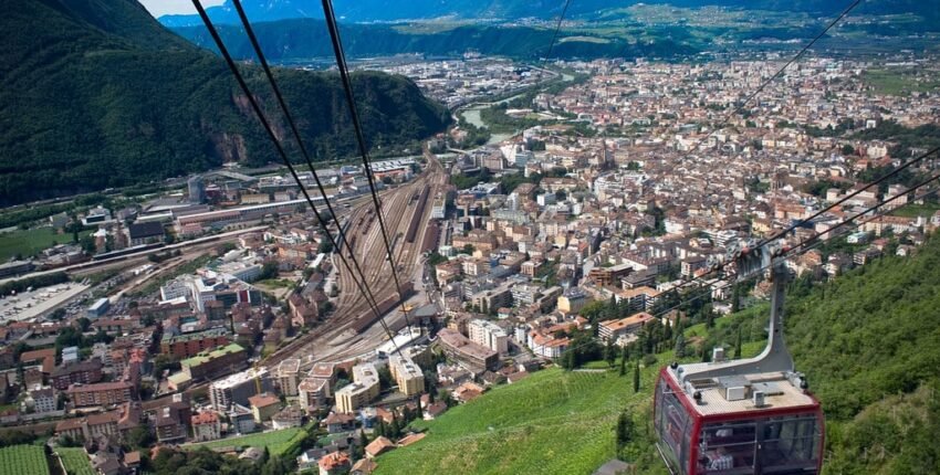 Vue panoramique de Bolzano depuis un téléphérique.