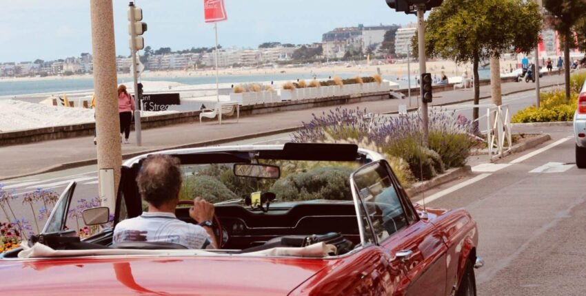 plage et voiture ancienne