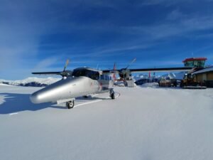 Avion d'affaires turbopropulseur : vulcanair aviator sur la piste de courchevel