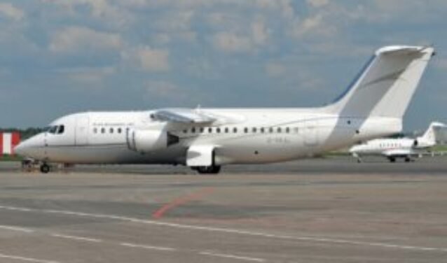 Location de jet privé : AVRO business jet sur tarmac.