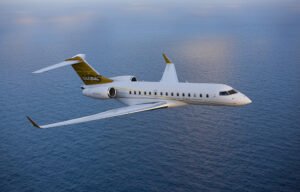 jet privé global express en vol au-dessus de la mer
