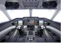 Location de jet privé: cockpit moderne avec écrans numériques.