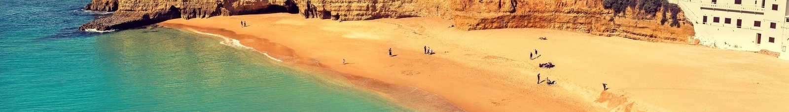 Vue côtière avec maisons colorées sur falaises.
