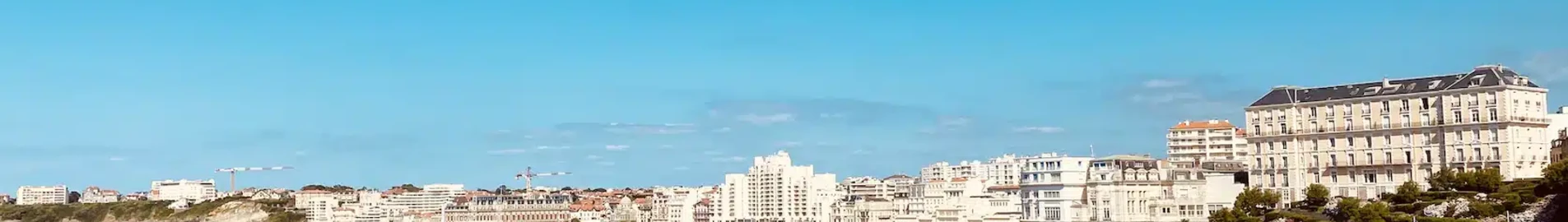 Paris - Biarritz : ville côtière pittoresque, ciel bleu.