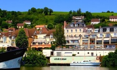 **Requête cible : Joigny**

**Alternative Balise :**

Joigny, bourg riverain avec bâtiments colorés et collines verdoyantes