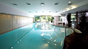 Piscine intérieure de l'Hôtel Albereta vue jardin.