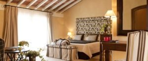 **Hôtel Albereta : Chambre élégante avec lit double, bureau.**