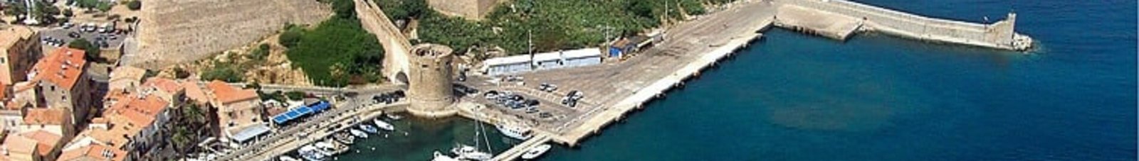 Voyage de Paris à Calvi : vue aérienne de ville côtière