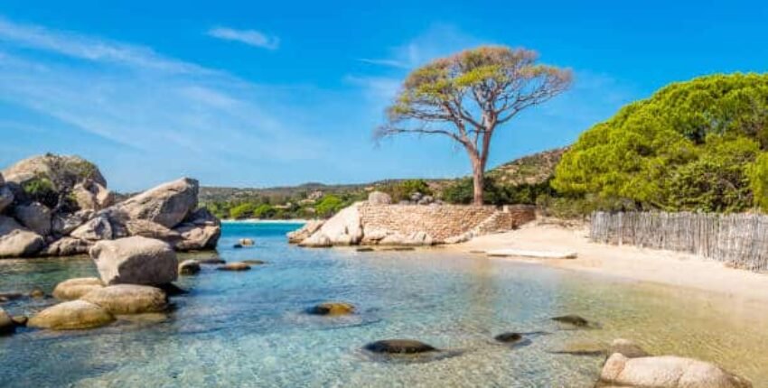 plage d'eau turquoise avec des rochers et des arbres, Corse