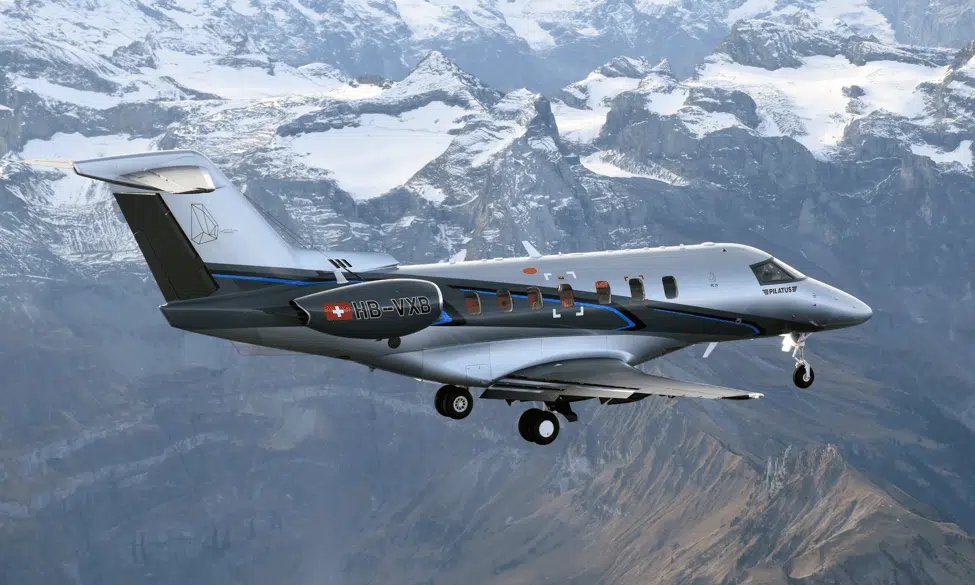 Location de jet privé : Pilatus PC-24 survolant des montagnes.