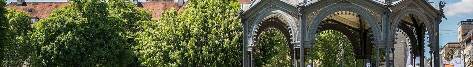 Personnes étendues dans un parc parisien ou stuttgartois.