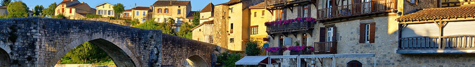 Auch, village pittoresque reflété dans la rivière paisible.