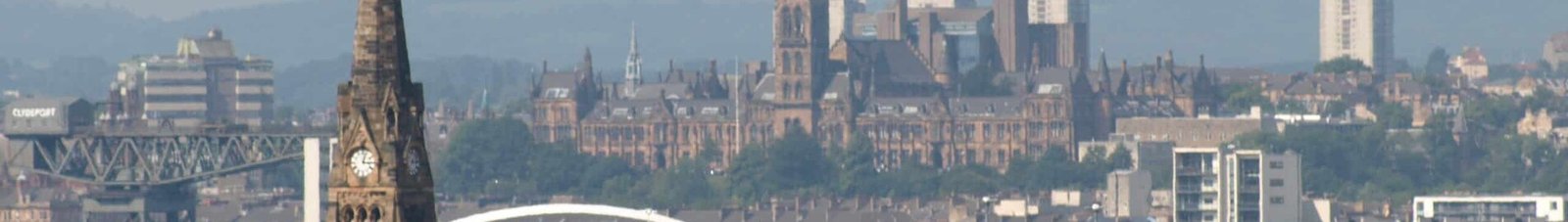 Paysage urbain de Glasgow avec bâtiments historiques et modernes.