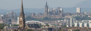 Paysage urbain de Glasgow avec bâtiments historiques et modernes.