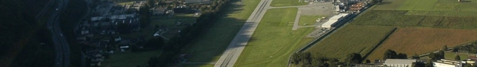 location de jet privé, Vue aérienne de l'aéroport près du lac