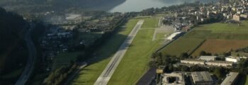 location de jet privé, Vue aérienne de l'aéroport près du lac