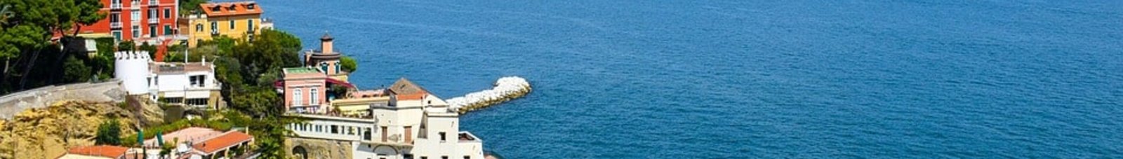 Naples luxe, couleurs vives, mer bleue et montagnes.