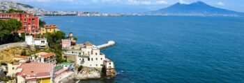 Naples luxe, couleurs vives, mer bleue et montagnes.