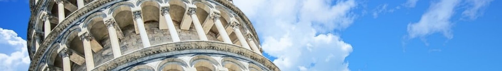 Pise : tour, ciel bleu, nuages.