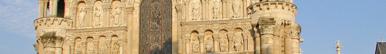 Poitiers : façade d'église romane avec tours jumelles.