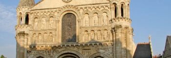 Poitiers : façade d'église romane avec tours jumelles.