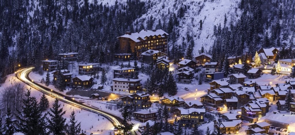 Vue du ciel du centre de Courchevel la nuit en jet privé