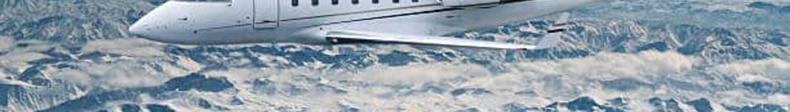 jet privé en vol dans les montagnes