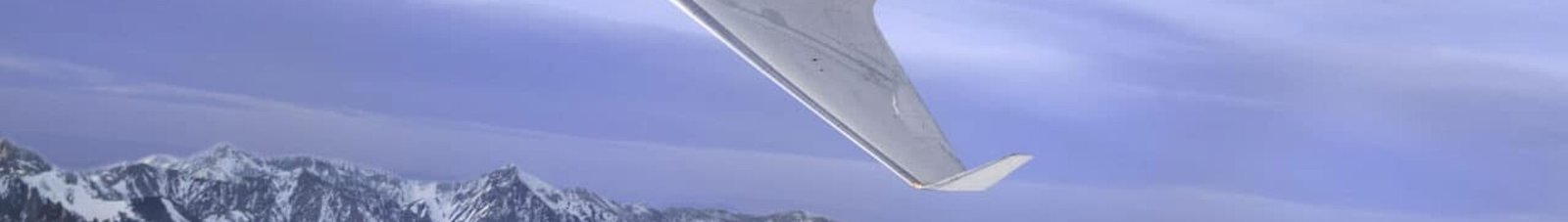 Le Gulfstream G500 vole au-dessus des montagnes enneigées