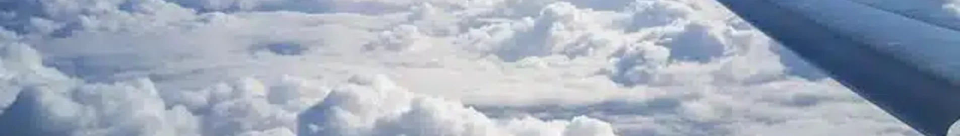 aile avion dans les nuages
