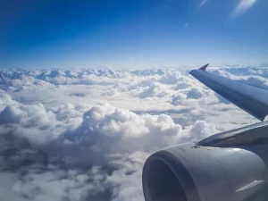 aile avion dans les nuages