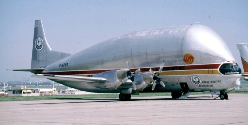 Avion cargo Super Guppy en train de décoller