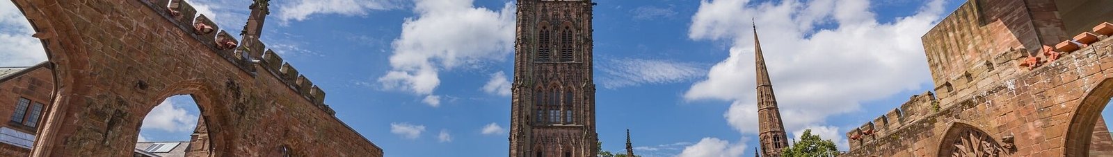 Ruines de la cathédrale de Coventry, ciel bleu, personnes assises.