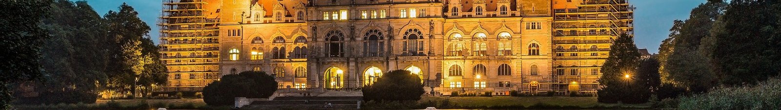 Nouvel Hôtel de Ville Hanovre reflété sur un étang calme.