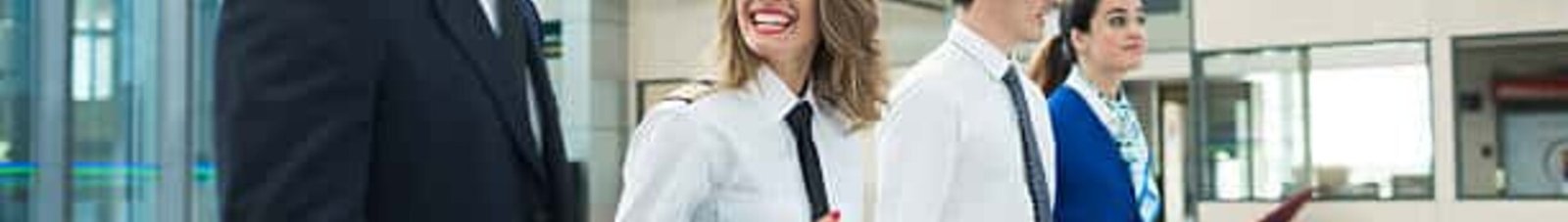 hôtesse de l'air et steward à l'aéroport