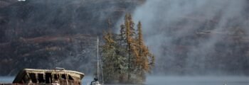 Inverness : bateau abandonné sur lac tranquille.