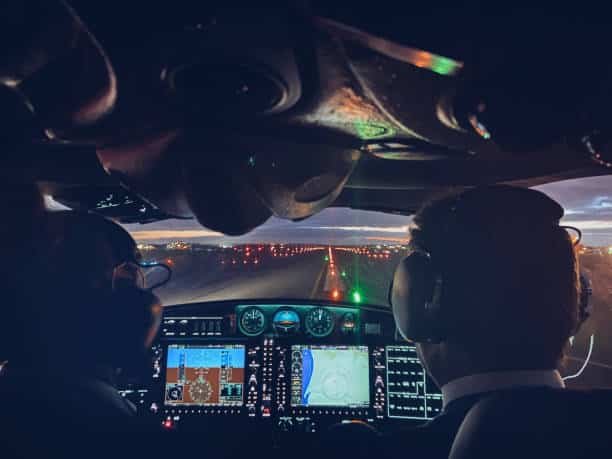 pilote jet privé piste atterrissage de nuit