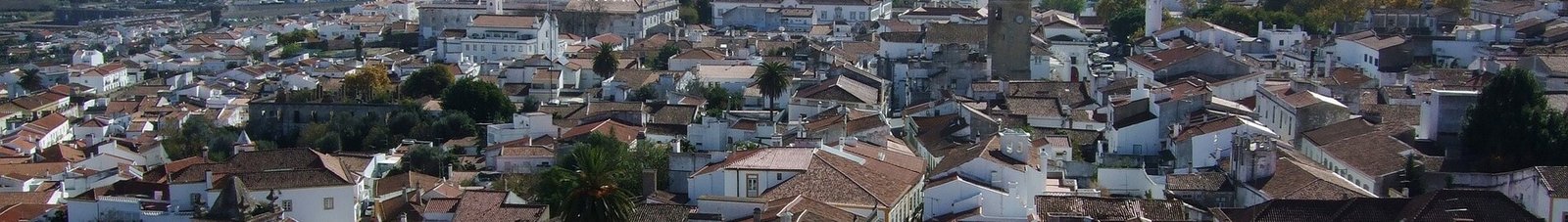 Beja - Ville historique et campagne ensoleillée en arrière-plan.