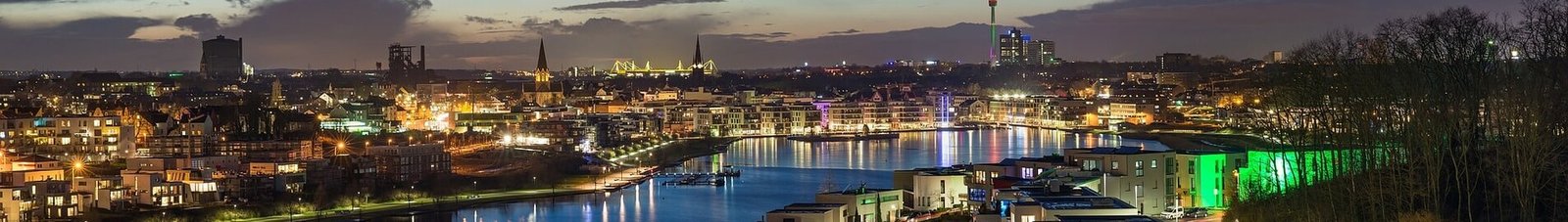 Rivière Dortmund au crépuscule avec des maisons modernes.