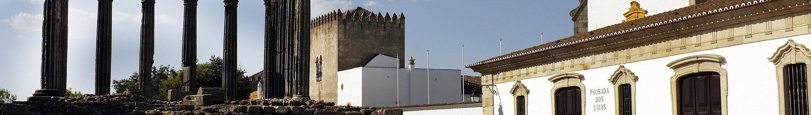 Ruines antiques et église à Evora Azur.